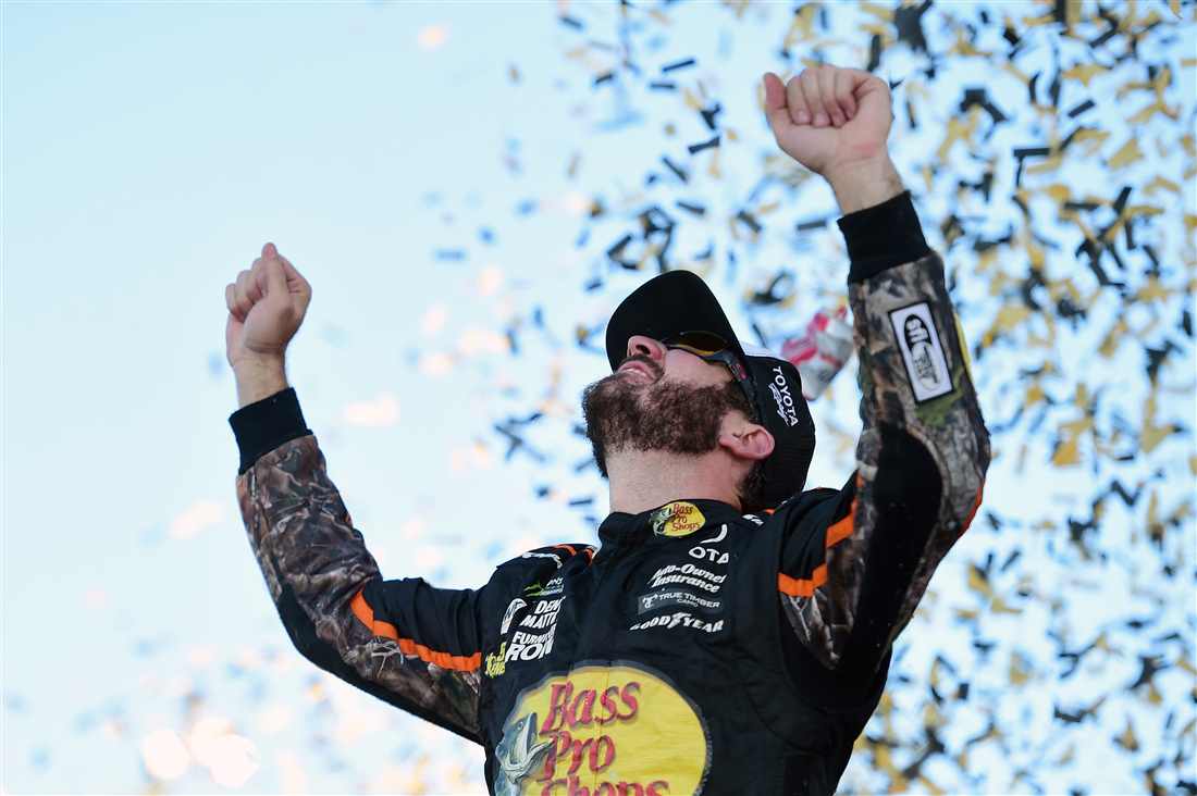NASCAR | Truex vince anche in Kansas, per Larson campionato in fumo