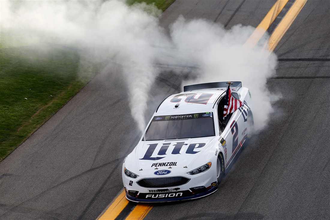 NASCAR | Ad Alex Bowman la pole della Daytona500, Brad Keselowski vince "The Clash"