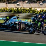F1 | Hamilton - Valentino Rossi, le prime immagini dello scambio a Valencia