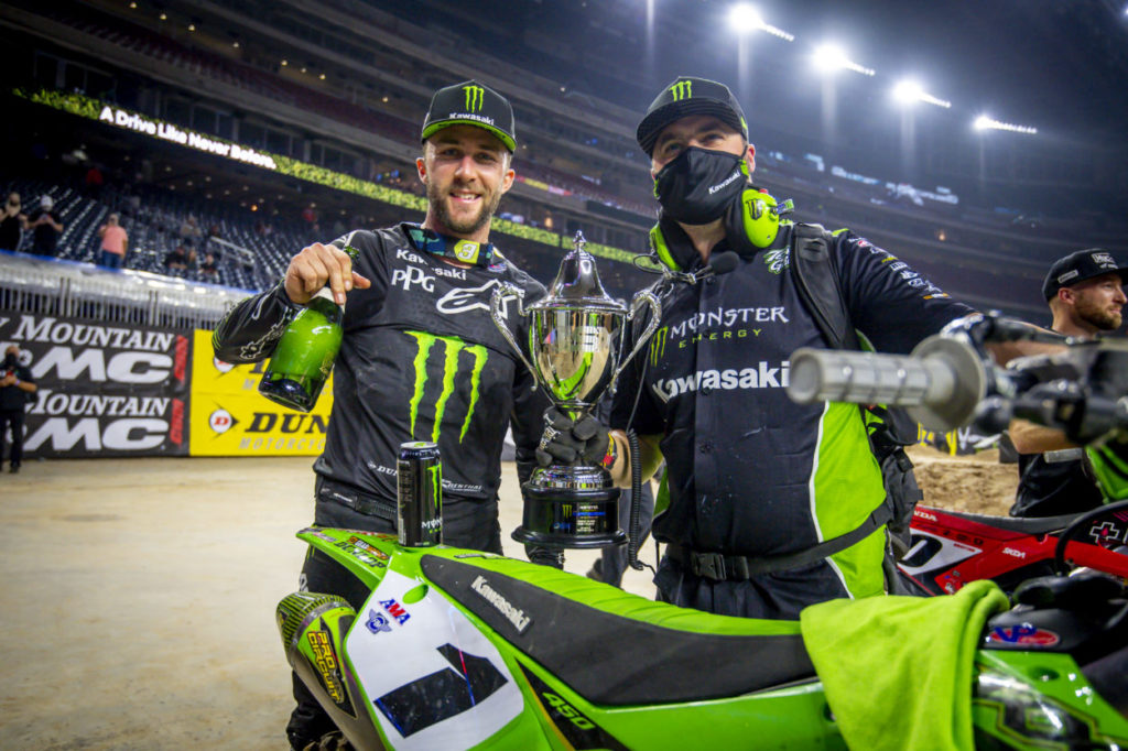 Supercross | Houston #2 2021, Tomac (Kawasaki): "La squadra ha lavorato alla grande, dobbiamo sfruttare questo momento" Supercross | Houston #2 2021, Tomac (Kawasaki): "La squadra ha lavorato alla grande, dobbiamo sfruttare questo momento"