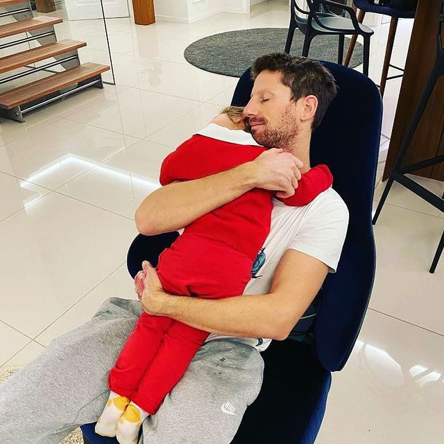 Le mani di Grosjean: un inno alla vita, al non arrendersi, al lottare sempre Le mani di Grosjean: un inno alla vita, al non arrendersi, al lottare sempre