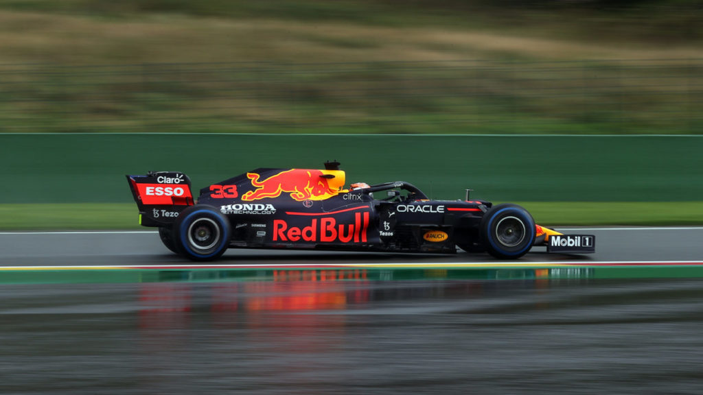 F1 | GP Belgio 2021, qualifiche: Verstappen pole nel diluvio. Russell fantastico 2°, botto e paura per Norris