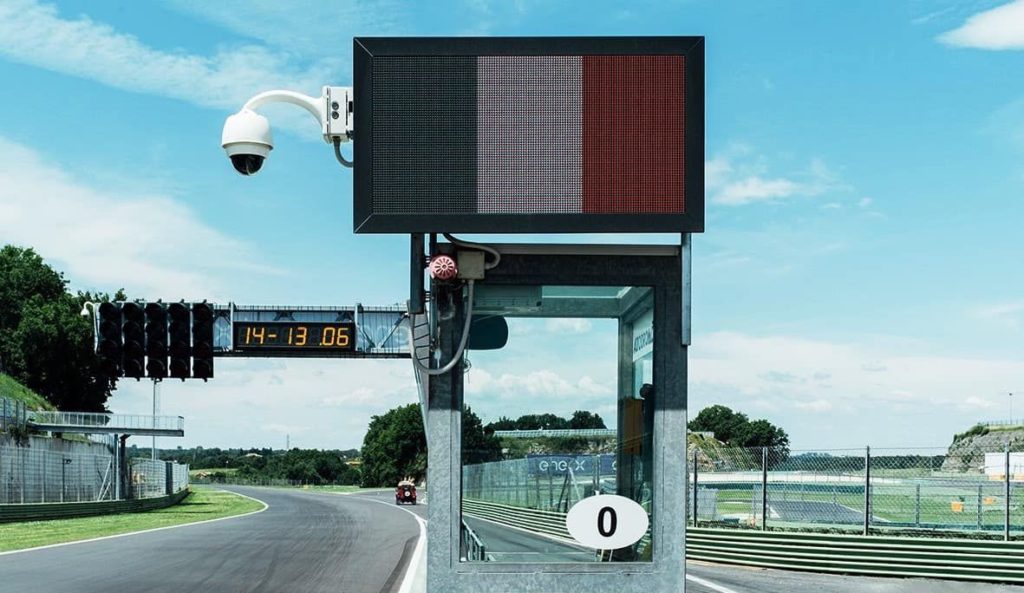 L’italiana DZ Engineering introduce le DZe-Flag, saranno obbligatorie in tutti i circuiti motoristici