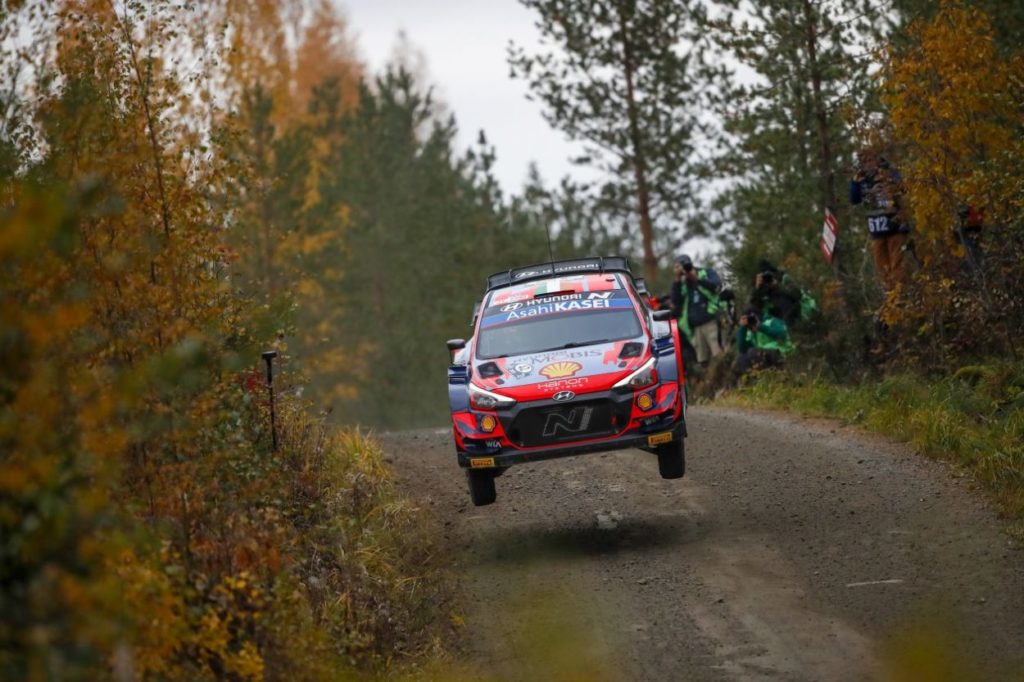 WRC | Rally di Finlandia 2021: cinque piloti in otto secondi dopo la prima tappa, comanda Breen
