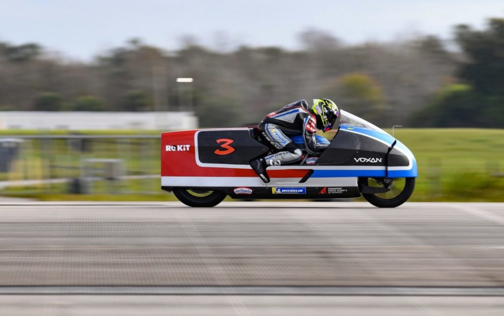 Max Biaggi e la Voxan Wattman migliorano il record del mondo di velocità per una moto elettrica: 456 km/h!