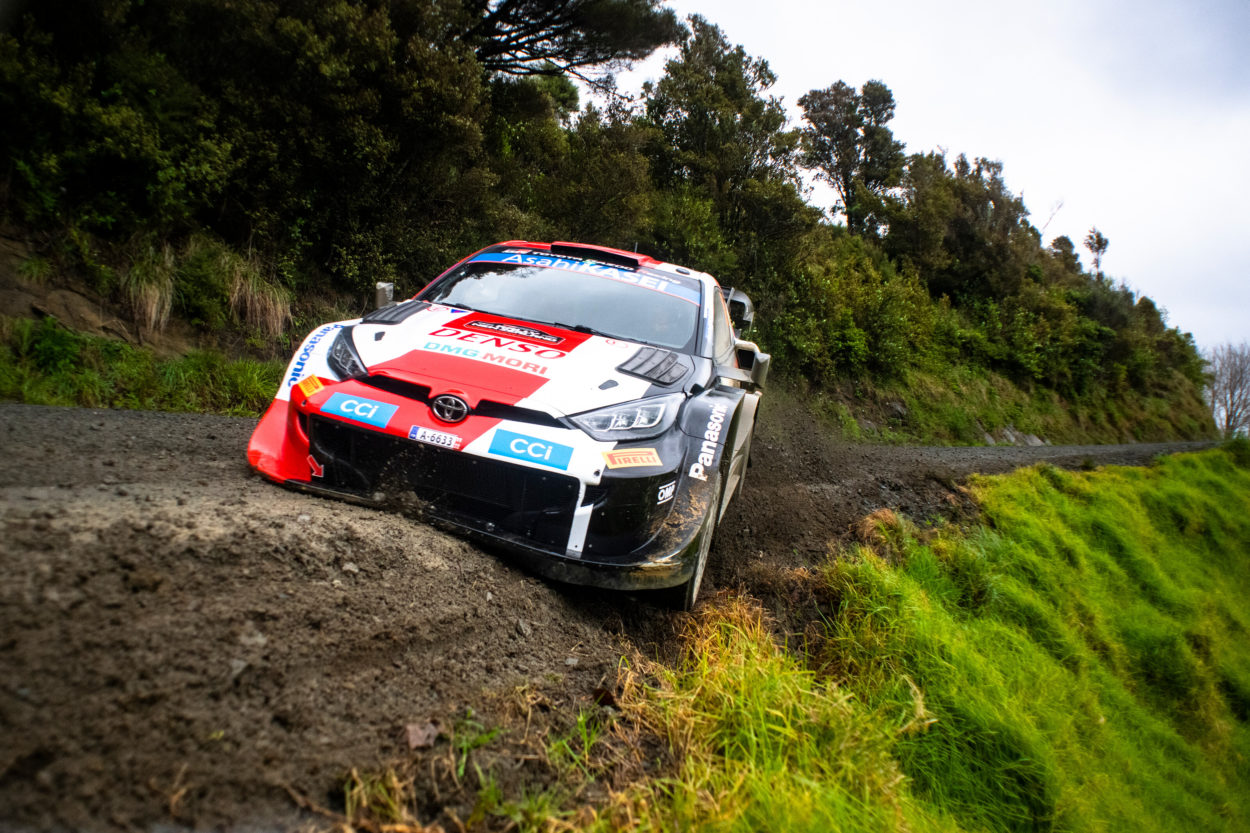 WRC | Rally di Nuova Zelanda 2022, PS8-10: Rovanperä si prende il comando nonostante una penalità, incidente per Evans
