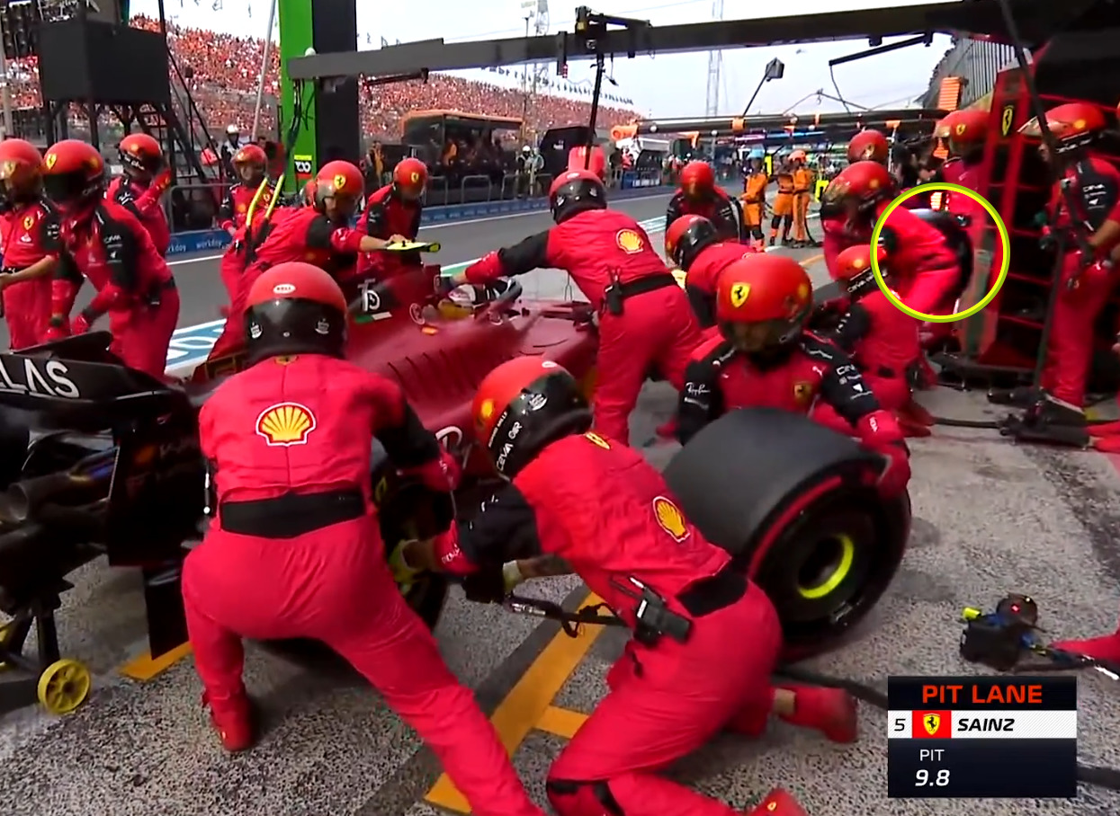 F1 | GP Olanda 2022, analisi Ferrari: nel pit di Sainz il meccanico con la gomma posteriore si posiziona sull'anteriore