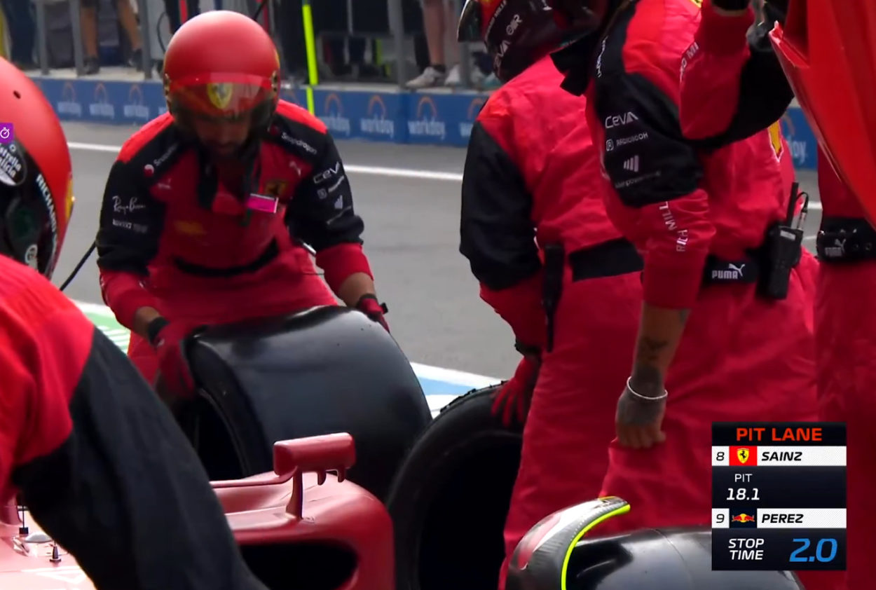 F1 | GP Olanda 2022, analisi Ferrari: nel pit di Sainz il meccanico con la gomma posteriore si posiziona sull'anteriore