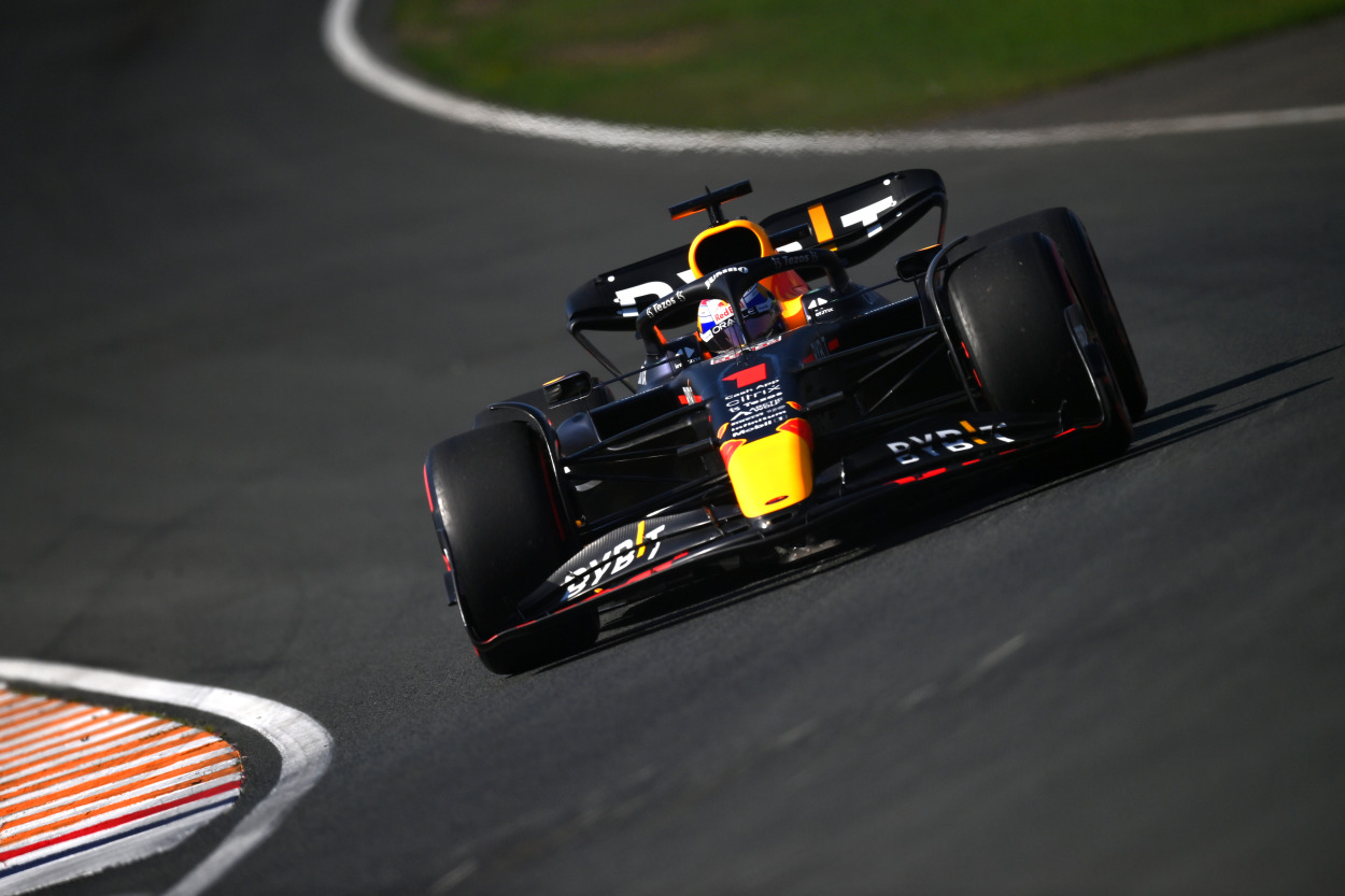 F1 | GP Olanda 2022, qualifiche: Verstappen la spunta per 21 millesimi, che battaglia con Leclerc (2°) e Sainz (3°)