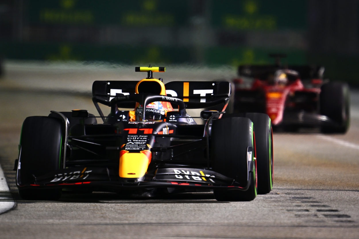 F1 | GP Singapore 2022, Sergio Pérez penalizzato di 5 secondi più una reprimenda per le due violazioni sotto Safety Car. Mantiene la vittoria del GP