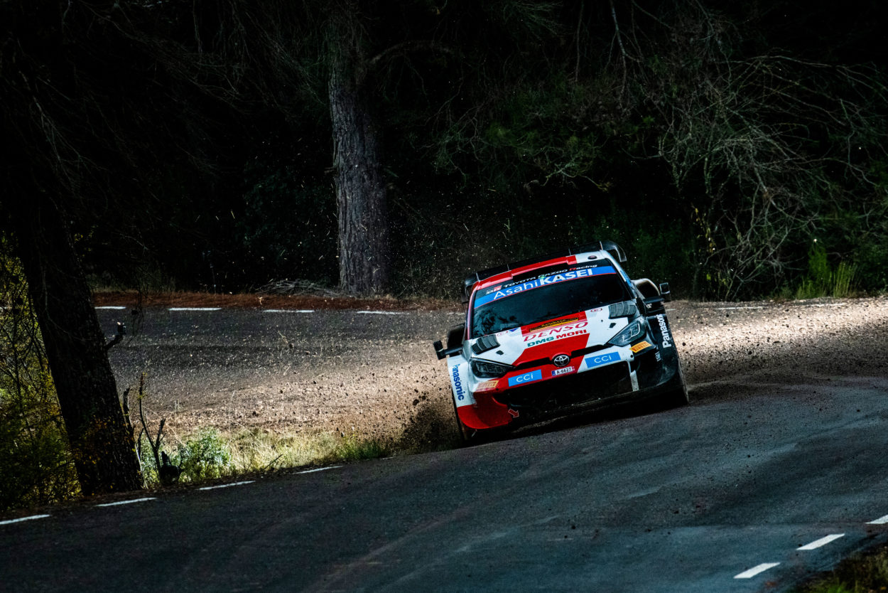 WRC | Rally di Catalunya 2022, PS5-8: duello tra Ogier e Rovanperä, il francese comanda a fine tappa