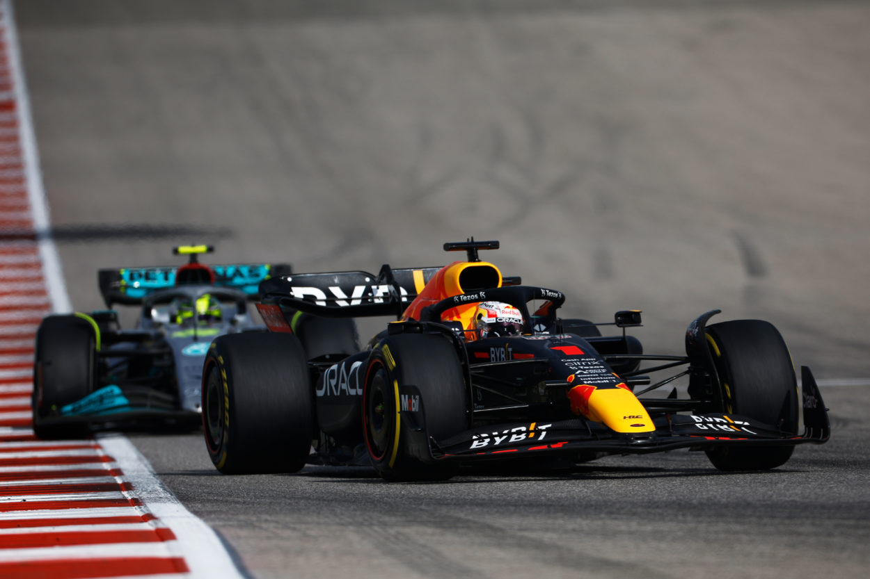 F1 | GP Stati Uniti 2022, gara: Verstappen vince un bel duello con Hamilton dopo un pit lento. Leclerc 3°, Sainz KO, Red Bull Campione Costruttori