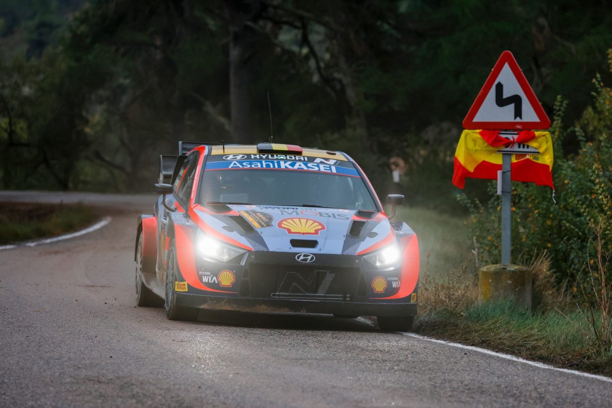 WRC | Rally di Catalunya 2022, PS1-4: Neuville guida la classifica ma teme per una perdita d'olio