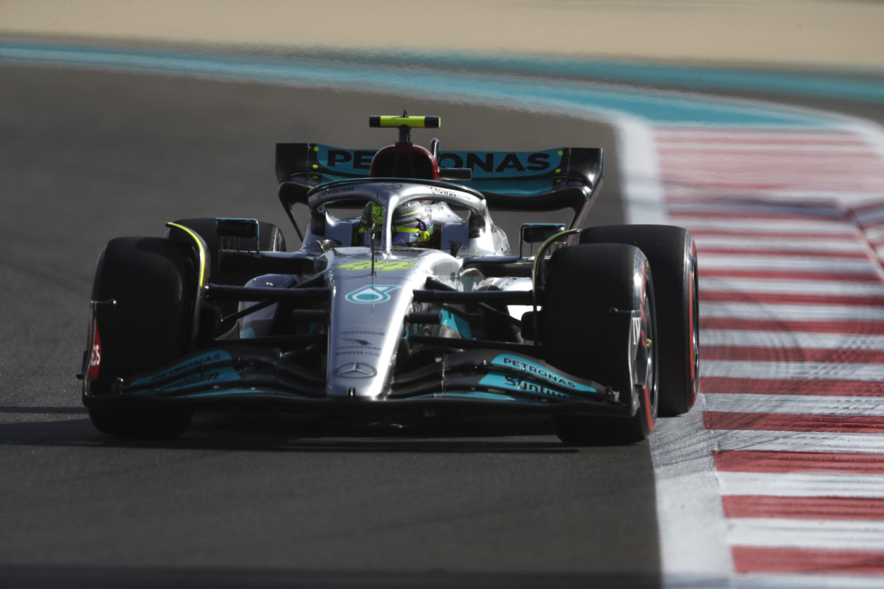 F1 | GP Abu Dhabi 2022, nessuna penalità per Lewis Hamilton per aver passato Magnussen con bandiera rossa in FP3