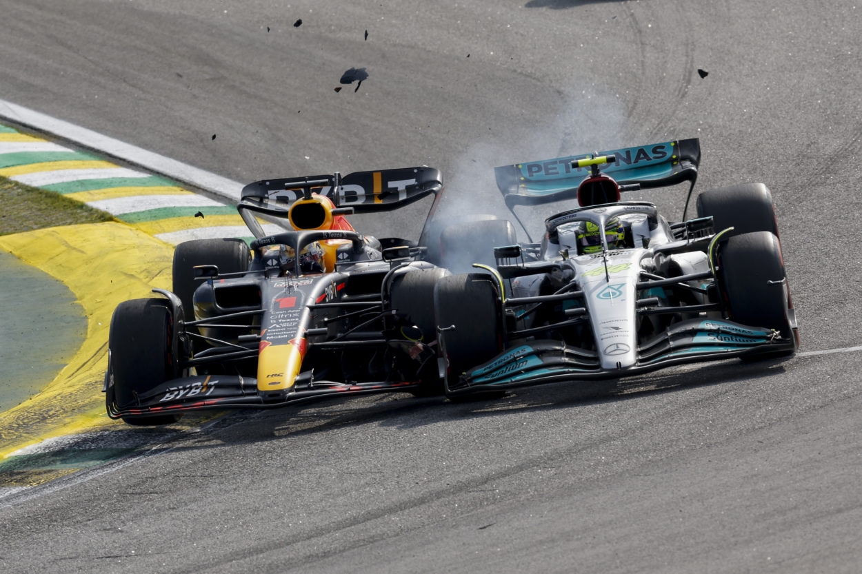 F1 | GP San Paolo 2022, analisi incidente Verstappen - Hamilton: nessuno dei due vuole mollare, ma le linee guida FIA di marzo inchiodano i commissari sulla penalità