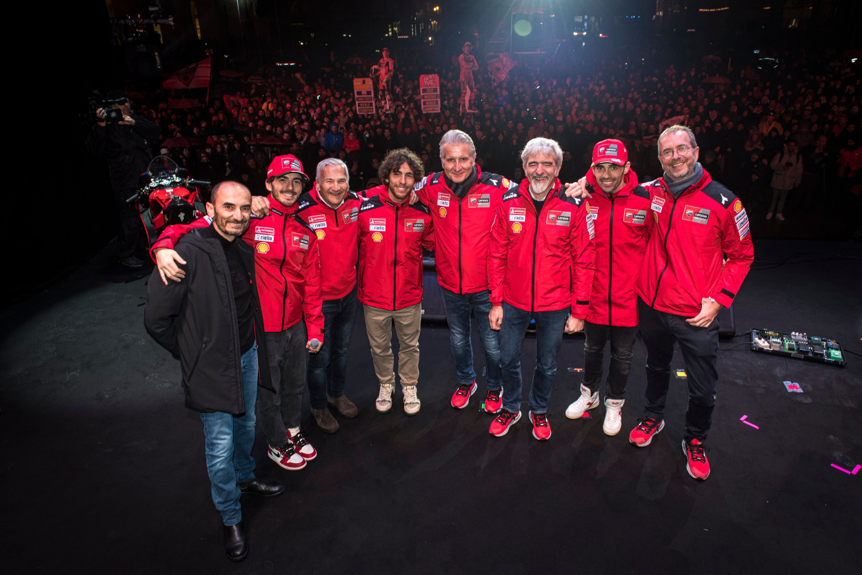 MotoGP / SBK | Ducati festeggia in Piazza Maggiore a Bologna: Bagnaia e Bautista "Campioni in Piazza"