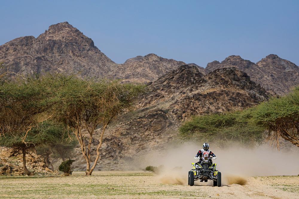 Dakar 2023 | Giorno 1: Carlos Sainz eredita la leadership da Ekström. Brabec primo nelle moto, Sunderland subito out