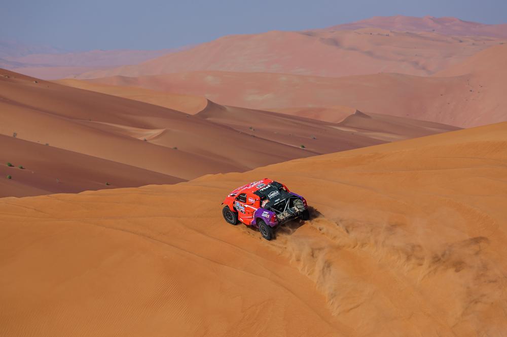 Dakar 2023 | Giorno 12: pokerissimo di speciali consecutive per Sébastien Loeb, ma non basta per riprendere Al-Attiyah. Price al comando nelle moto