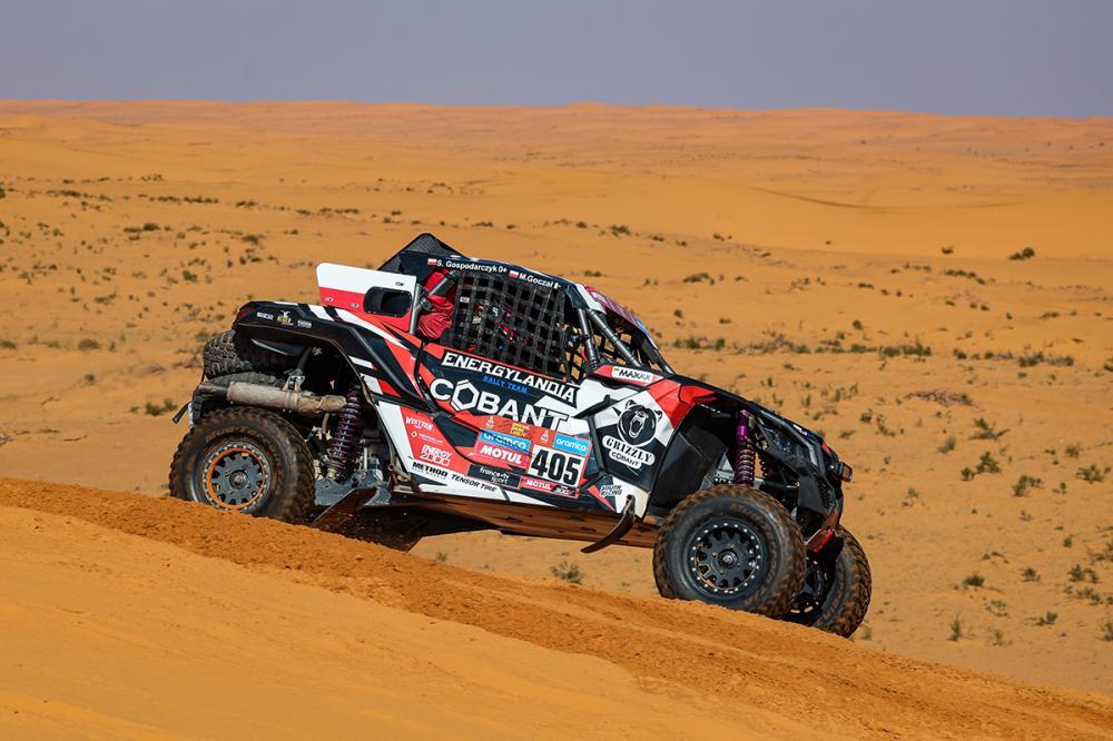 Dakar 2023 | Giorno 12: pokerissimo di speciali consecutive per Sébastien Loeb, ma non basta per riprendere Al-Attiyah. Price al comando nelle moto