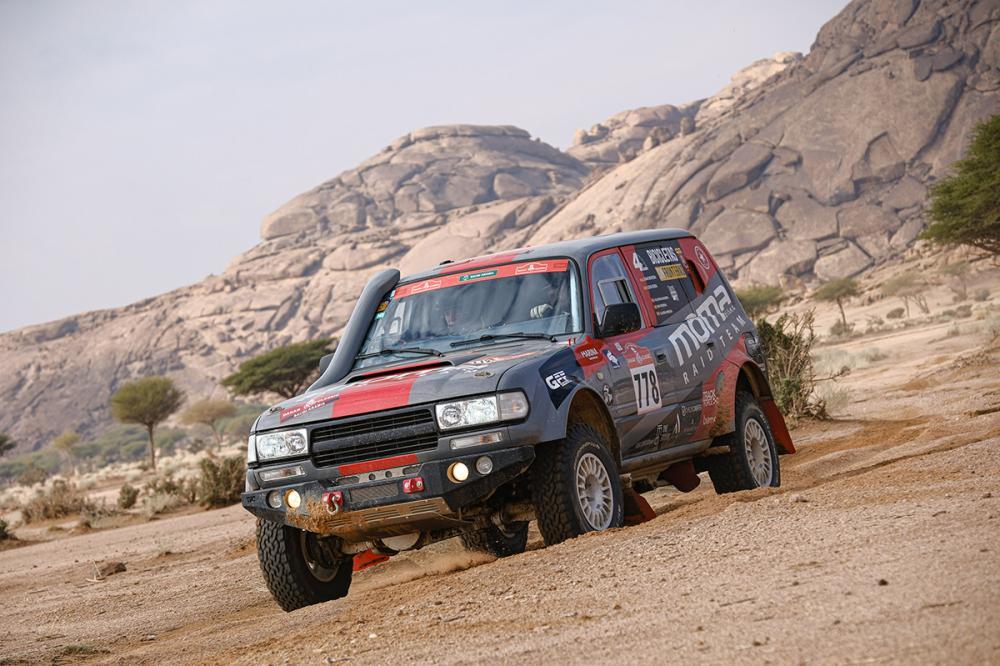 Dakar 2023 | Giorno 8: Sainz penalizzato, Loeb ne approfitta e vince la tappa di ritorno a Riyadh. Klein perde la leadership nelle moto per una penalità