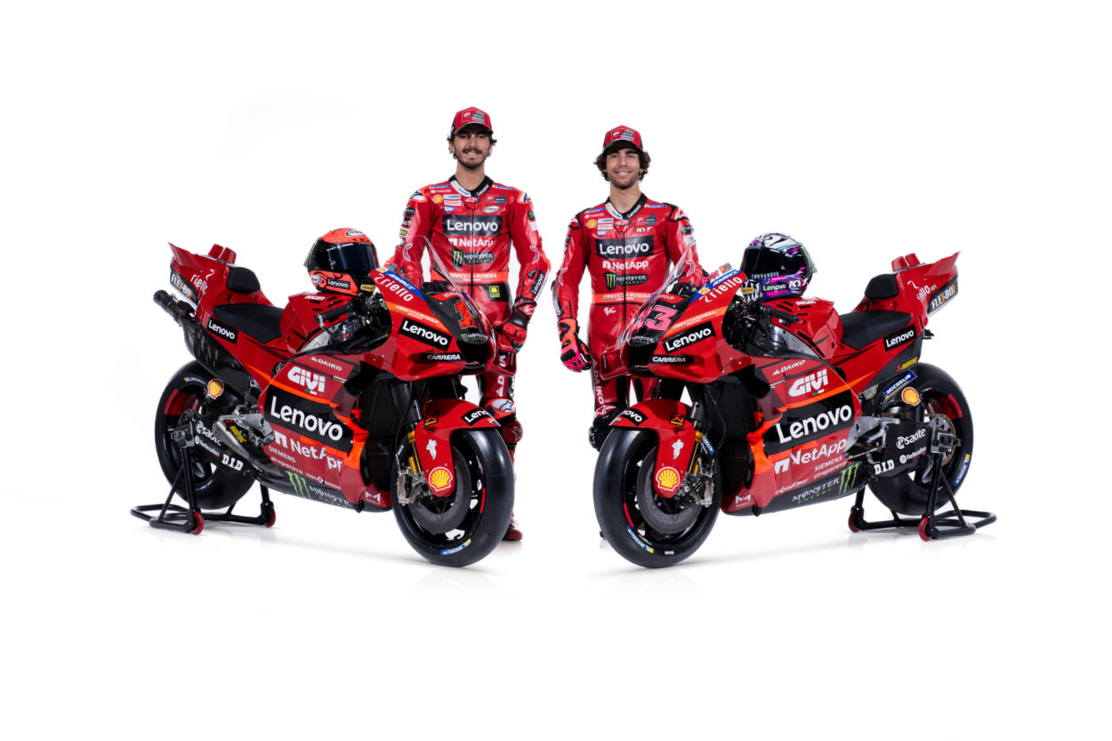 MotoGP | Ducati Lenovo presenta la Desmosedici GP 2023 con Bagnaia (che sceglie l'1) e Bastianini